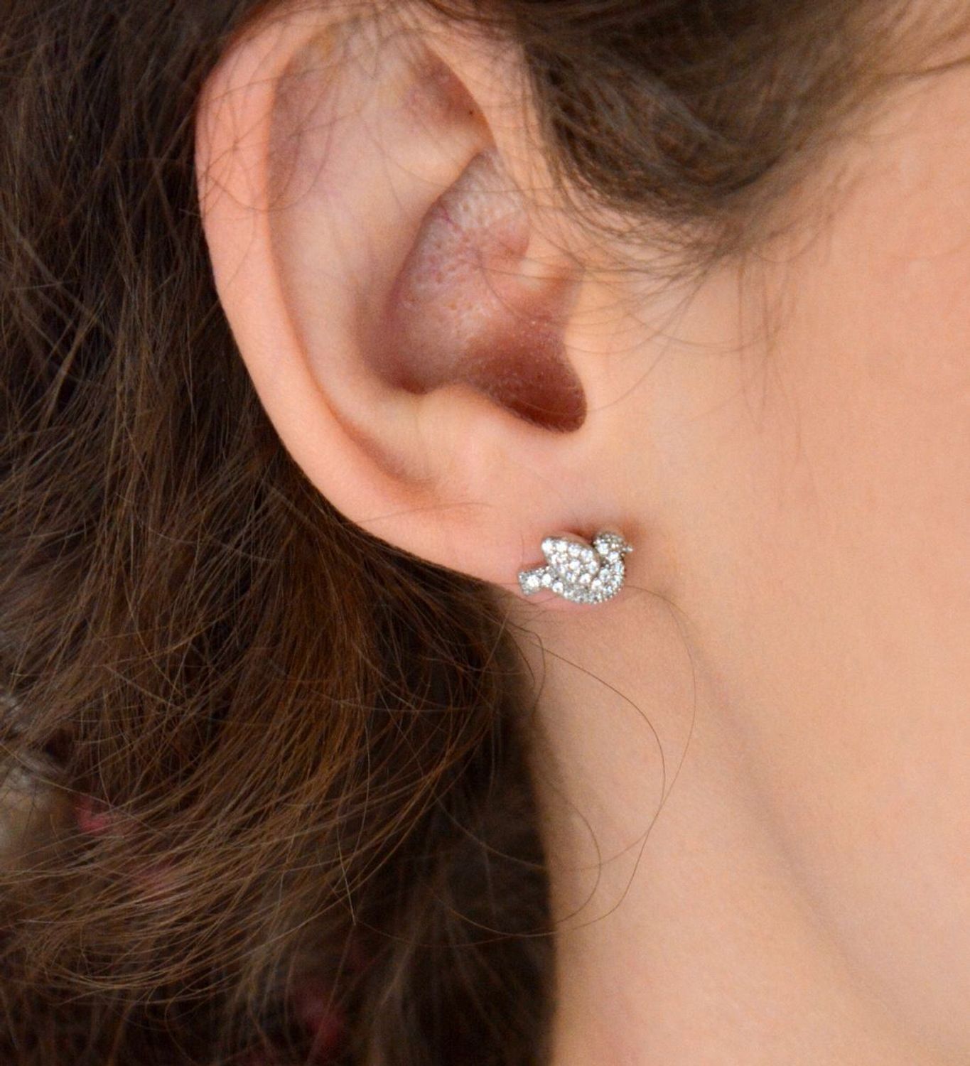 Urocze kolczyki srebrne próba 925 w kształcie ptaszków, zdobione błyszczącymi cyrkoniami. Waga 1,90 g, wymiary 1,0 cm x 7 mm, zapięcie na sztyft. Model DIA-KLC-6892-925.1.jpg