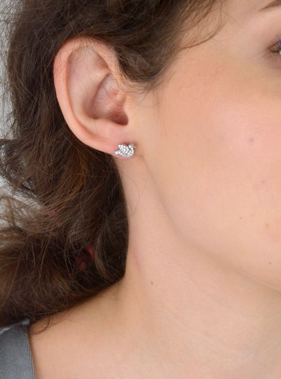 Urocze kolczyki srebrne próba 925 w kształcie ptaszków, zdobione błyszczącymi cyrkoniami. Waga 1,90 g, wymiary 1,0 cm x 7 mm, zapięcie na sztyft. Model DIA-KLC-6892-925.1.jpg