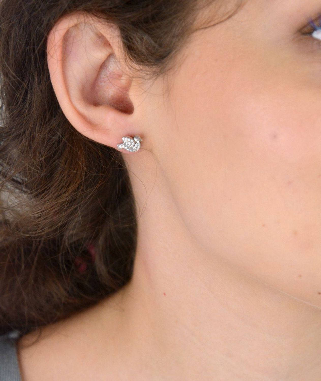 Urocze kolczyki srebrne próba 925 w kształcie ptaszków, zdobione błyszczącymi cyrkoniami. Waga 1,90 g, wymiary 1,0 cm x 7 mm, zapięcie na sztyft. Model DIA-KLC-6892-925.1.jpg