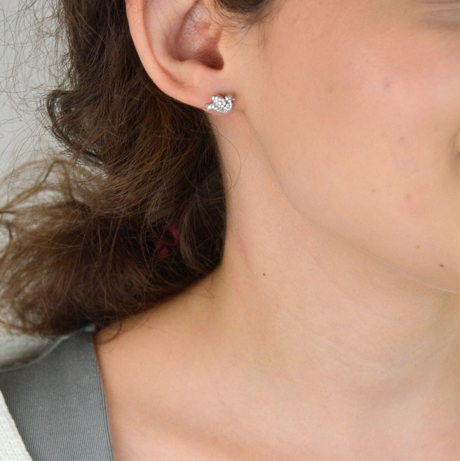 Urocze kolczyki srebrne próba 925 w kształcie ptaszków, zdobione błyszczącymi cyrkoniami. Waga 1,90 g, wymiary 1,0 cm x 7 mm, zapięcie na sztyft. Model DIA-KLC-6892-925.1.jpg