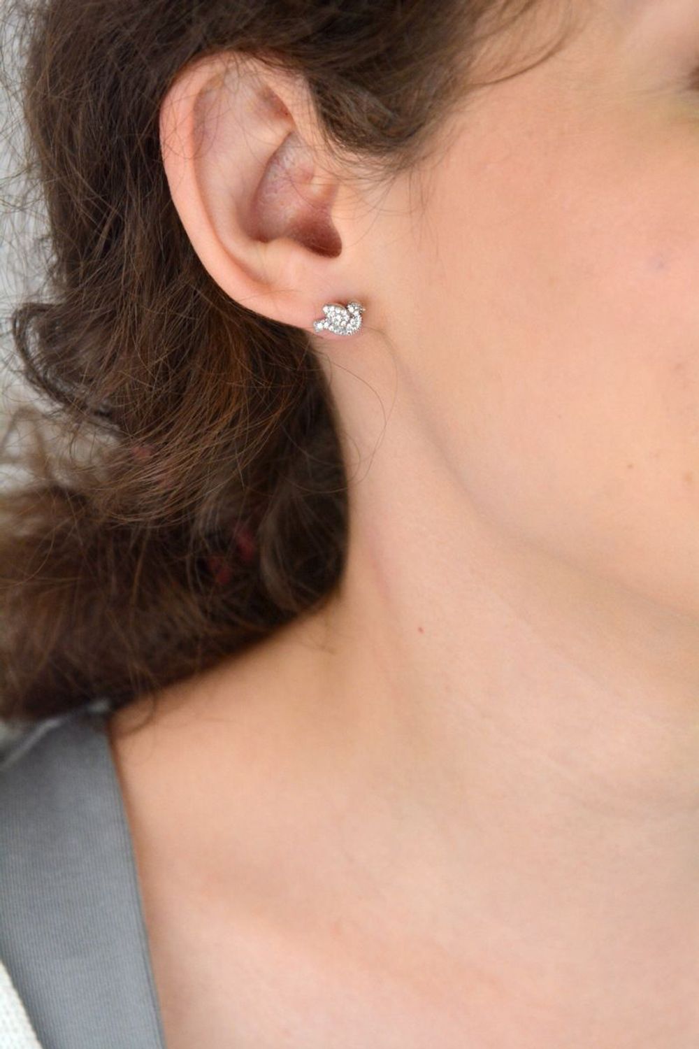 Urocze kolczyki srebrne próba 925 w kształcie ptaszków, zdobione błyszczącymi cyrkoniami. Waga 1,90 g, wymiary 1,0 cm x 7 mm, zapięcie na sztyft. Model DIA-KLC-6892-925.1.jpg