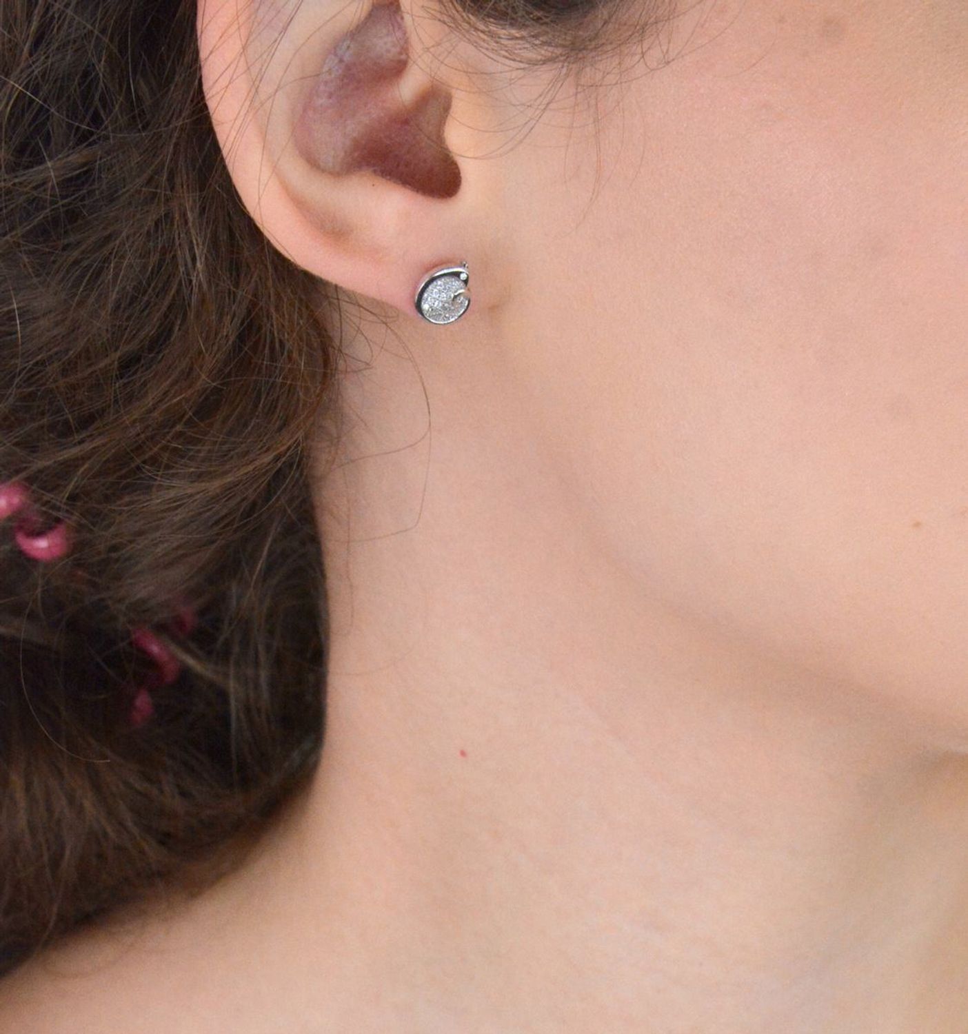 Stylowe kolczyki damskie o wadze 1,80 g i wymiarach 1x8 cm. Zdobione cyrkoniami, zapięcie na sztyft. Idealne na prezent lub wieczorne wyjście. Kup już dziś!1.jpg