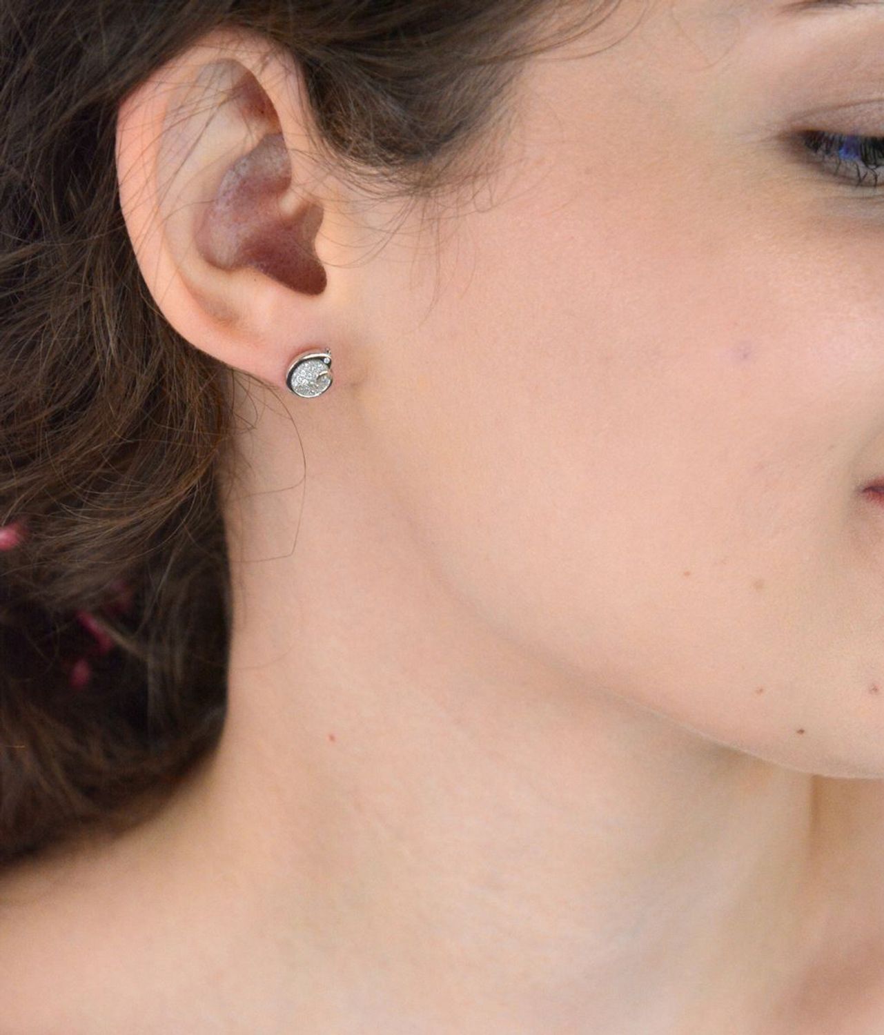 Stylowe kolczyki damskie o wadze 1,80 g i wymiarach 1x8 cm. Zdobione cyrkoniami, zapięcie na sztyft. Idealne na prezent lub wieczorne wyjście. Kup już dziś!1.jpg