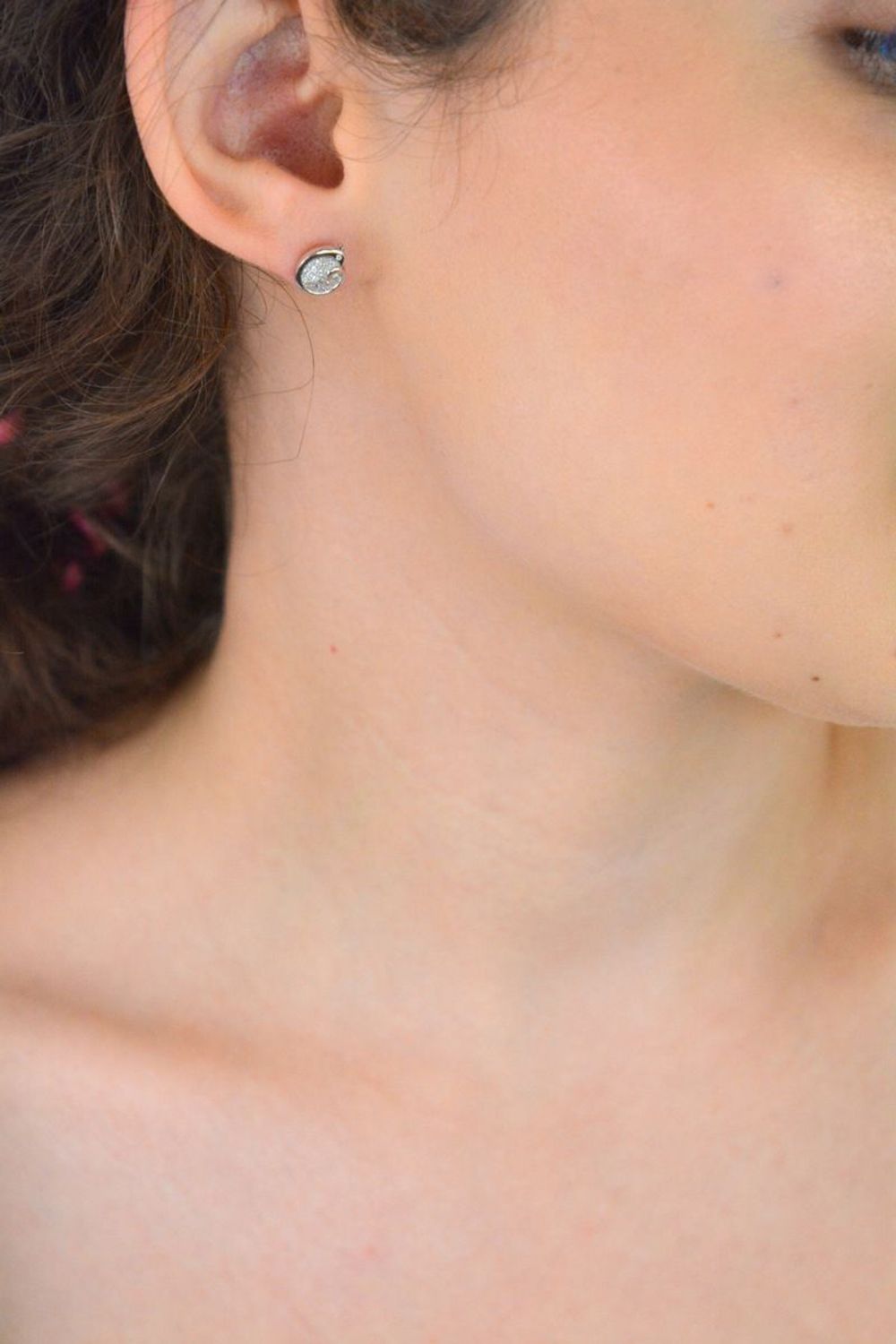 Stylowe kolczyki damskie o wadze 1,80 g i wymiarach 1x8 cm. Zdobione cyrkoniami, zapięcie na sztyft. Idealne na prezent lub wieczorne wyjście. Kup już dziś!1.jpg