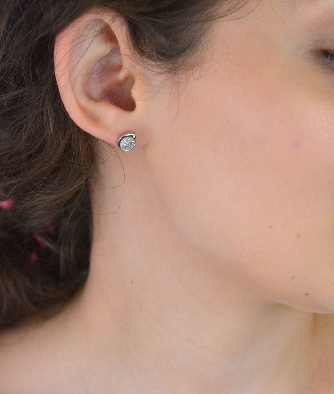 Stylowe kolczyki damskie o wadze 1,80 g i wymiarach 1x8 cm. Zdobione cyrkoniami, zapięcie na sztyft. Idealne na prezent lub wieczorne wyjście. Kup już dziś!1.jpg