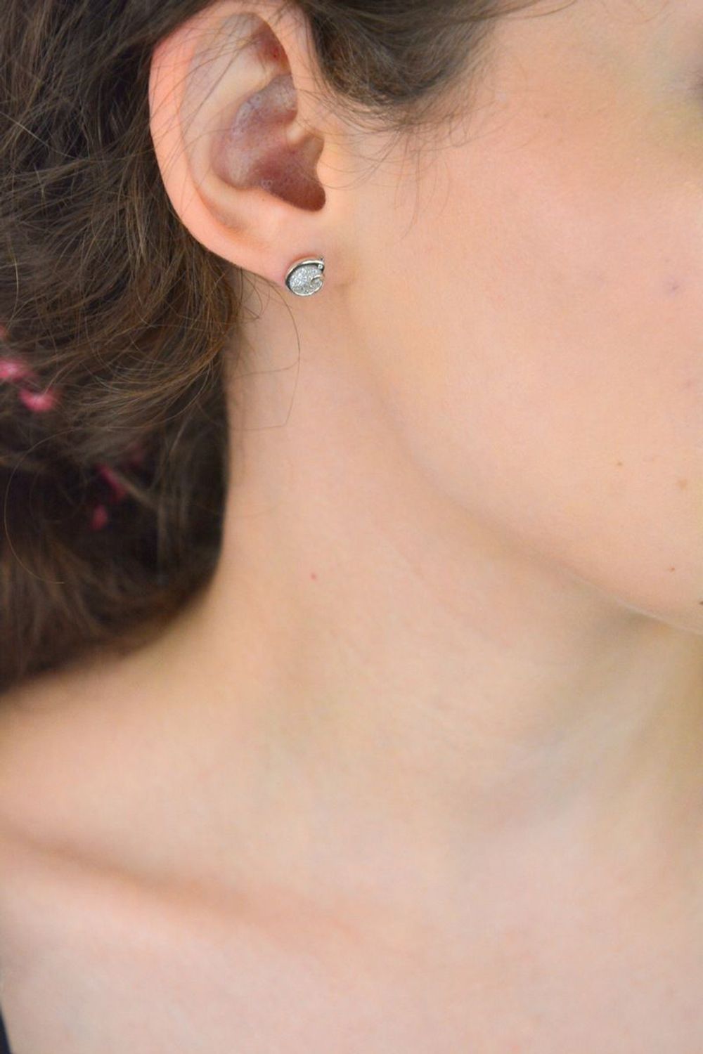 Stylowe kolczyki damskie o wadze 1,80 g i wymiarach 1x8 cm. Zdobione cyrkoniami, zapięcie na sztyft. Idealne na prezent lub wieczorne wyjście. Kup już dziś!1.jpg