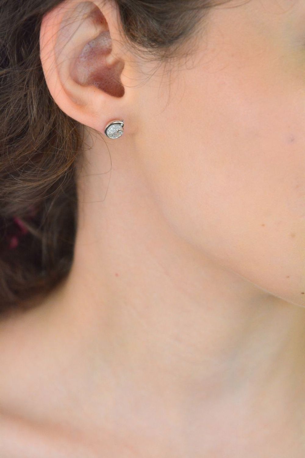 Stylowe kolczyki damskie o wadze 1,80 g i wymiarach 1x8 cm. Zdobione cyrkoniami, zapięcie na sztyft. Idealne na prezent lub wieczorne wyjście. Kup już dziś!1.jpg