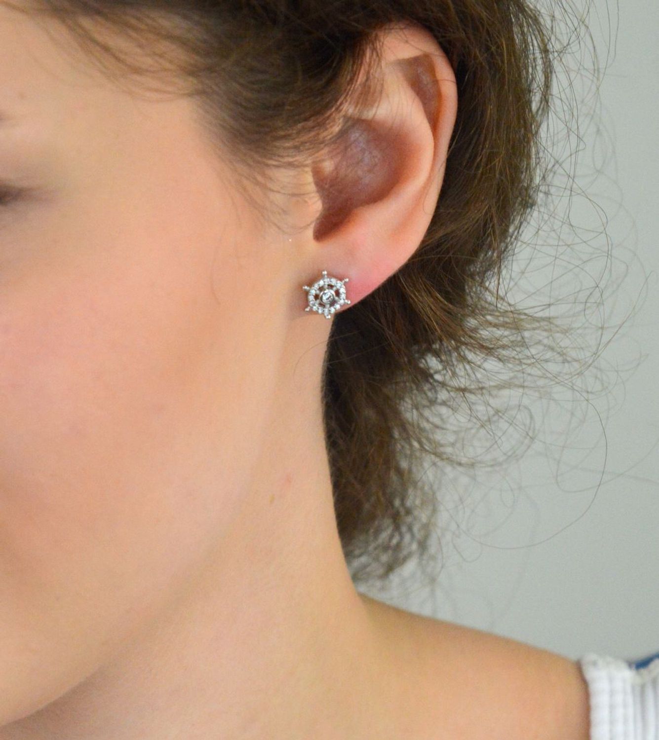 Kolczyki srebrne 925 DIA-KLC-6895-925 w kształcie steru, ozdobione cyrkoniami. Wielkość 1 cm, waga 1,40 g. Stylowy wybór dla miłośniczek morza i wolności.1.jpg