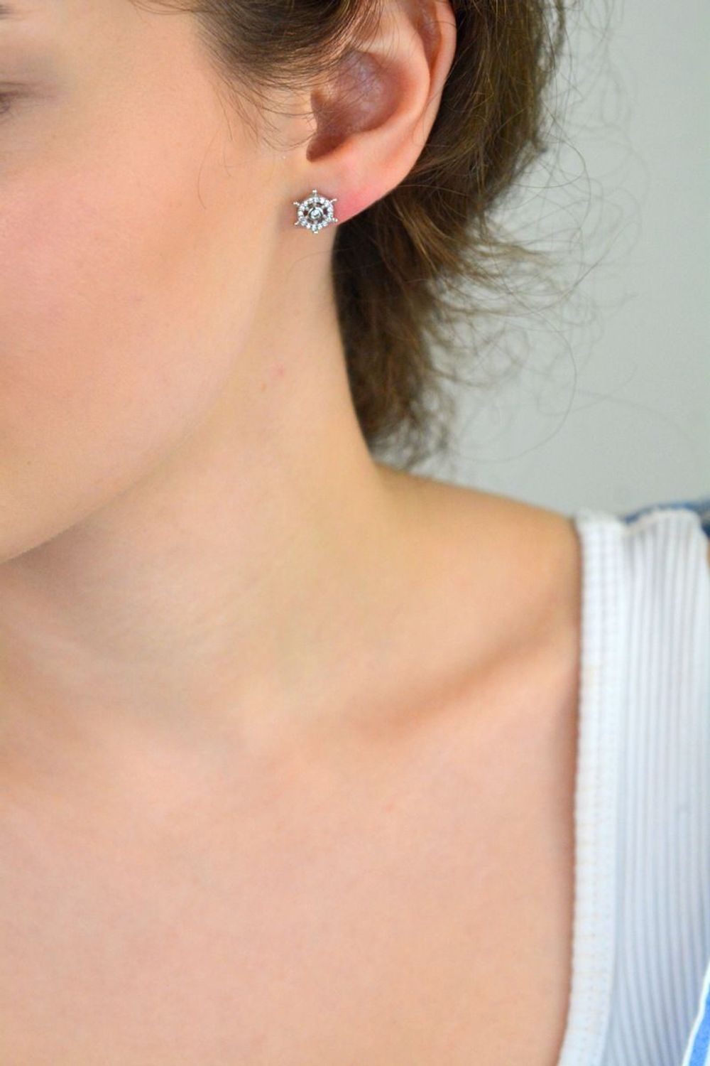 Kolczyki srebrne 925 DIA-KLC-6895-925 w kształcie steru, ozdobione cyrkoniami. Wielkość 1 cm, waga 1,40 g. Stylowy wybór dla miłośniczek morza i wolności.1.jpg