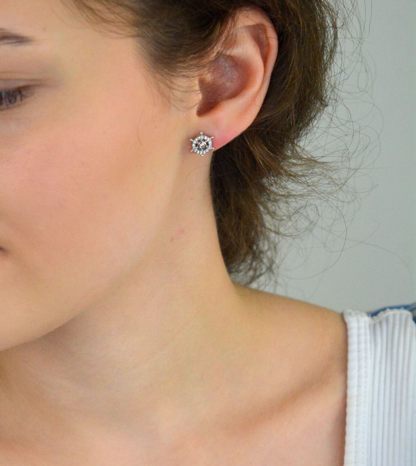 Kolczyki srebrne 925 DIA-KLC-6895-925 w kształcie steru, ozdobione cyrkoniami. Wielkość 1 cm, waga 1,40 g. Stylowy wybór dla miłośniczek morza i wolności.1.jpg