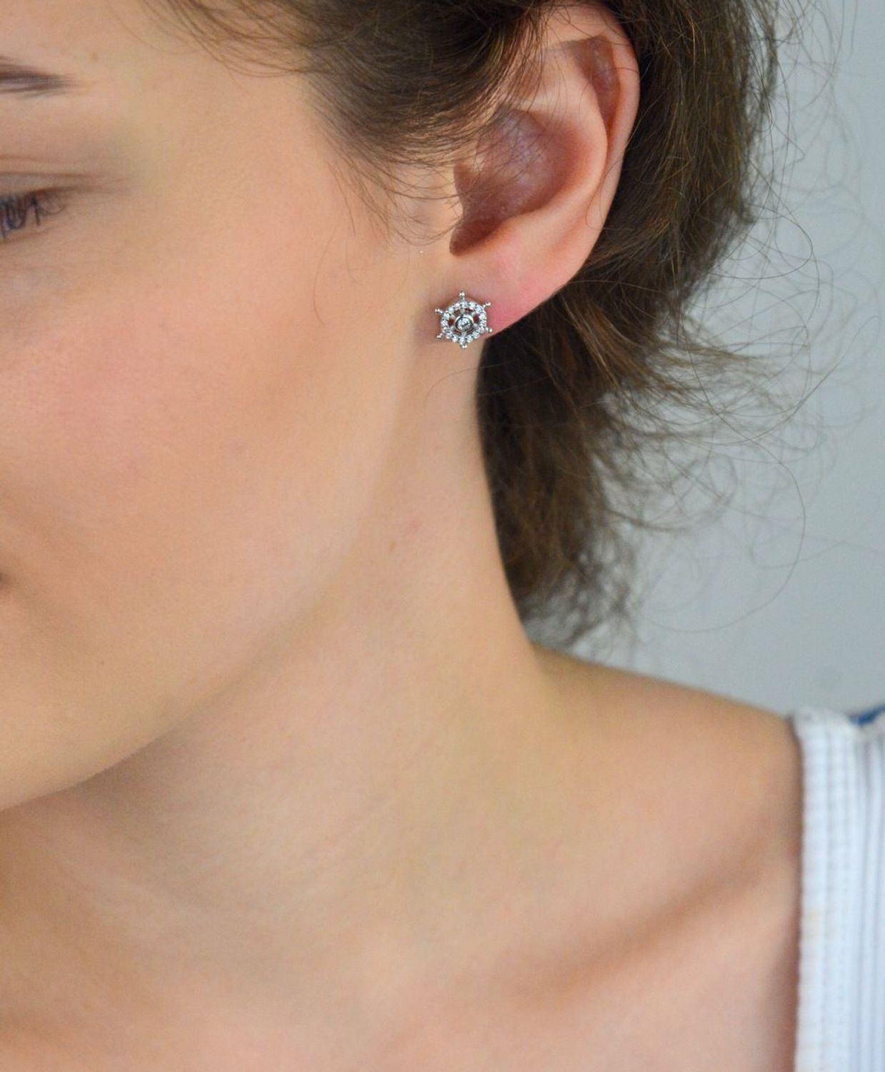 Kolczyki srebrne 925 DIA-KLC-6895-925 w kształcie steru, ozdobione cyrkoniami. Wielkość 1 cm, waga 1,40 g. Stylowy wybór dla miłośniczek morza i wolności.1.jpg