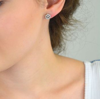 Kolczyki srebrne 925 DIA-KLC-6895-925 w kształcie steru, ozdobione cyrkoniami. Wielkość 1 cm, waga 1,40 g. Stylowy wybór dla miłośniczek morza i wolności (1).JPG