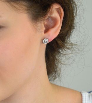 Kolczyki srebrne 925 DIA-KLC-6895-925 w kształcie steru, ozdobione cyrkoniami. Wielkość 1 cm, waga 1,40 g. Stylowy wybór dla miłośniczek morza i wolności (2).JPG