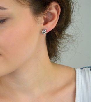 Kolczyki srebrne 925 DIA-KLC-6895-925 w kształcie steru, ozdobione cyrkoniami. Wielkość 1 cm, waga 1,40 g. Stylowy wybór dla miłośniczek morza i wolności (4).JPG