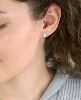 Urocze srebrne kolczyki na wkrętkę w kształcie króliczej główki, wykonane ze srebra próby 925. Subtelny i zabawny dodatek do codziennych i casualowych stylizacji (1).JPG