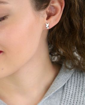 Urocze srebrne kolczyki na wkrętkę w kształcie króliczej główki, wykonane ze srebra próby 925. Subtelny i zabawny dodatek do codziennych i casualowych stylizacji (2).JPG