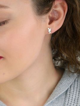 Urocze srebrne kolczyki na wkrętkę w kształcie króliczej główki, wykonane ze srebra próby 925. Subtelny i zabawny dodatek do codziennych i casualowych stylizacji (3).JPG