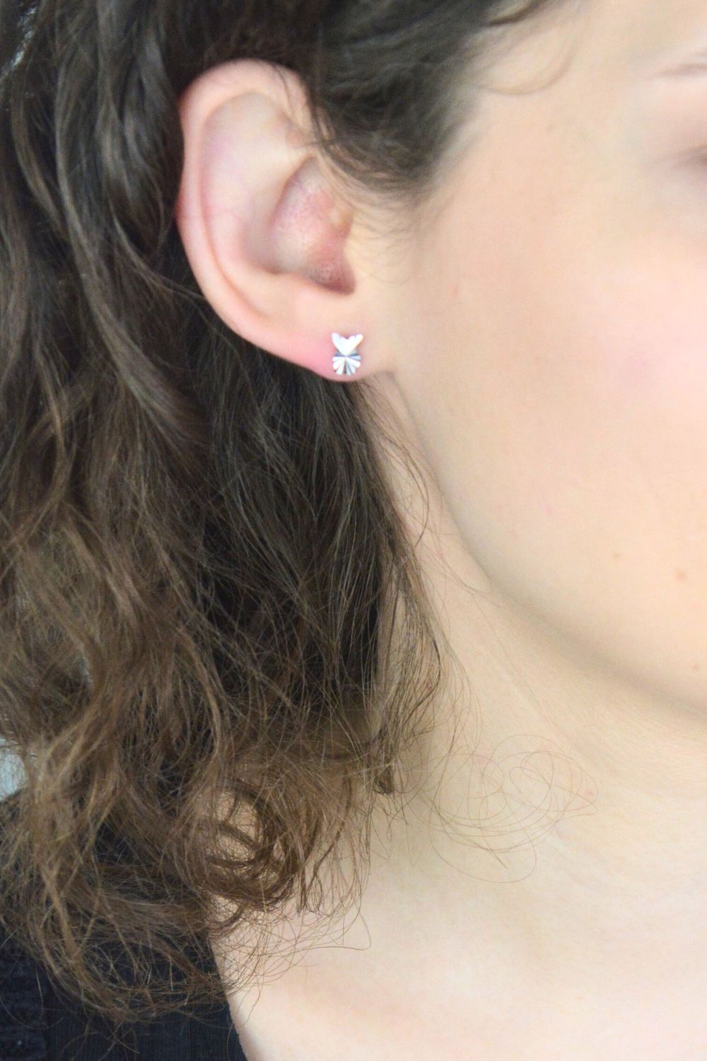 Urocze srebrne kolczyki na wkrętkę w kształcie króliczej główki, wykonane ze srebra próby 925. Subtelny i zabawny dodatek do codziennych i casualowych stylizacji.1.jpg