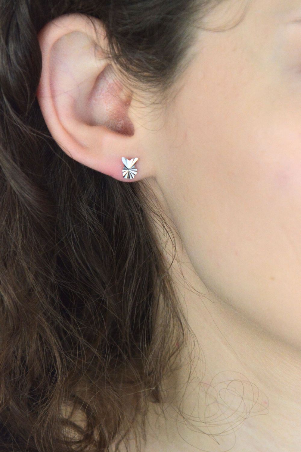 Urocze srebrne kolczyki na wkrętkę w kształcie króliczej główki, wykonane ze srebra próby 925. Subtelny i zabawny dodatek do codziennych i casualowych stylizacji.1.jpg