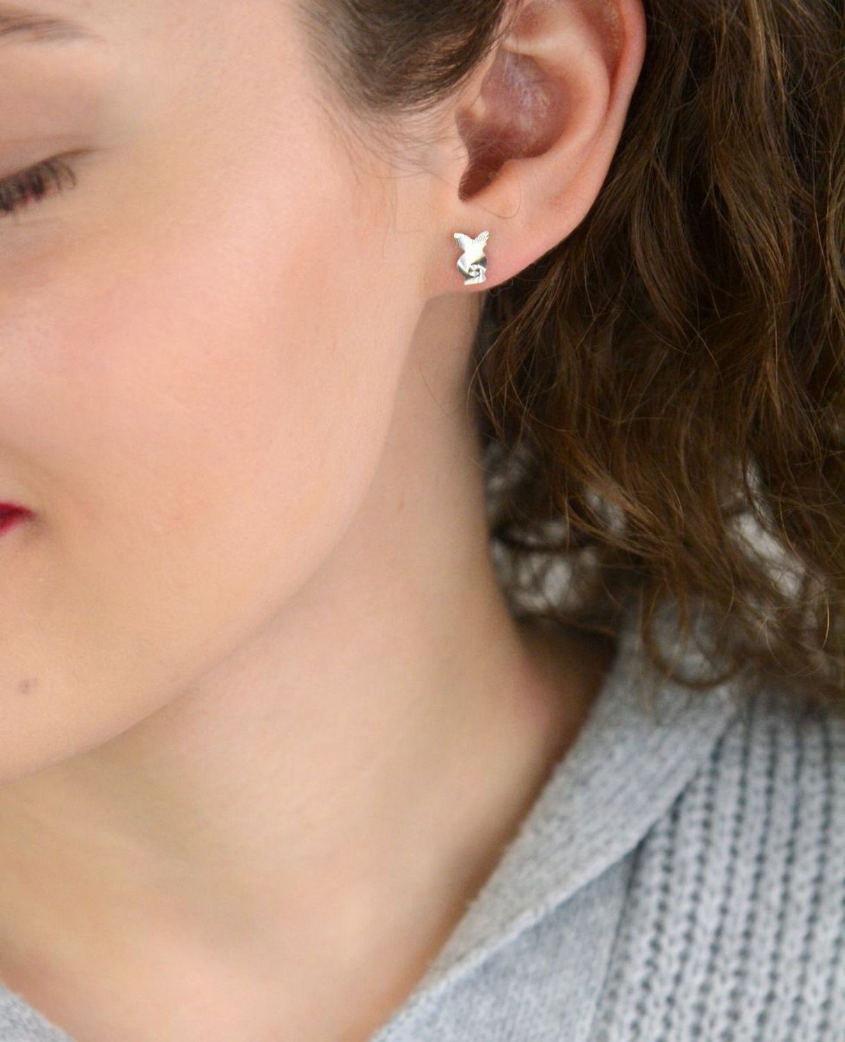 Urocze srebrne kolczyki na wkrętkę w kształcie króliczej główki, wykonane ze srebra próby 925. Subtelny i zabawny dodatek do codziennych i casualowych stylizacji.1.jpg