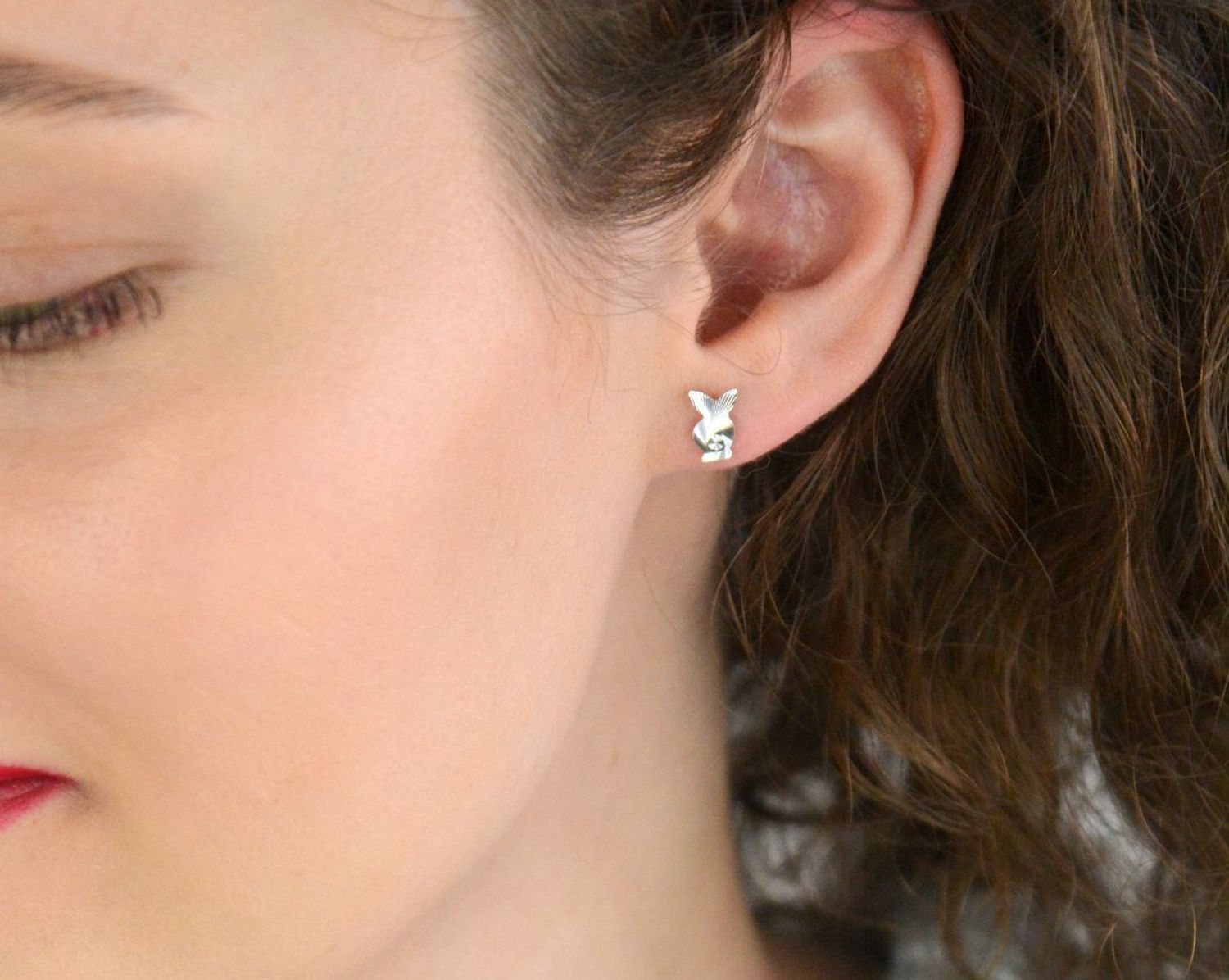 Urocze srebrne kolczyki na wkrętkę w kształcie króliczej główki, wykonane ze srebra próby 925. Subtelny i zabawny dodatek do codziennych i casualowych stylizacji.1.jpg