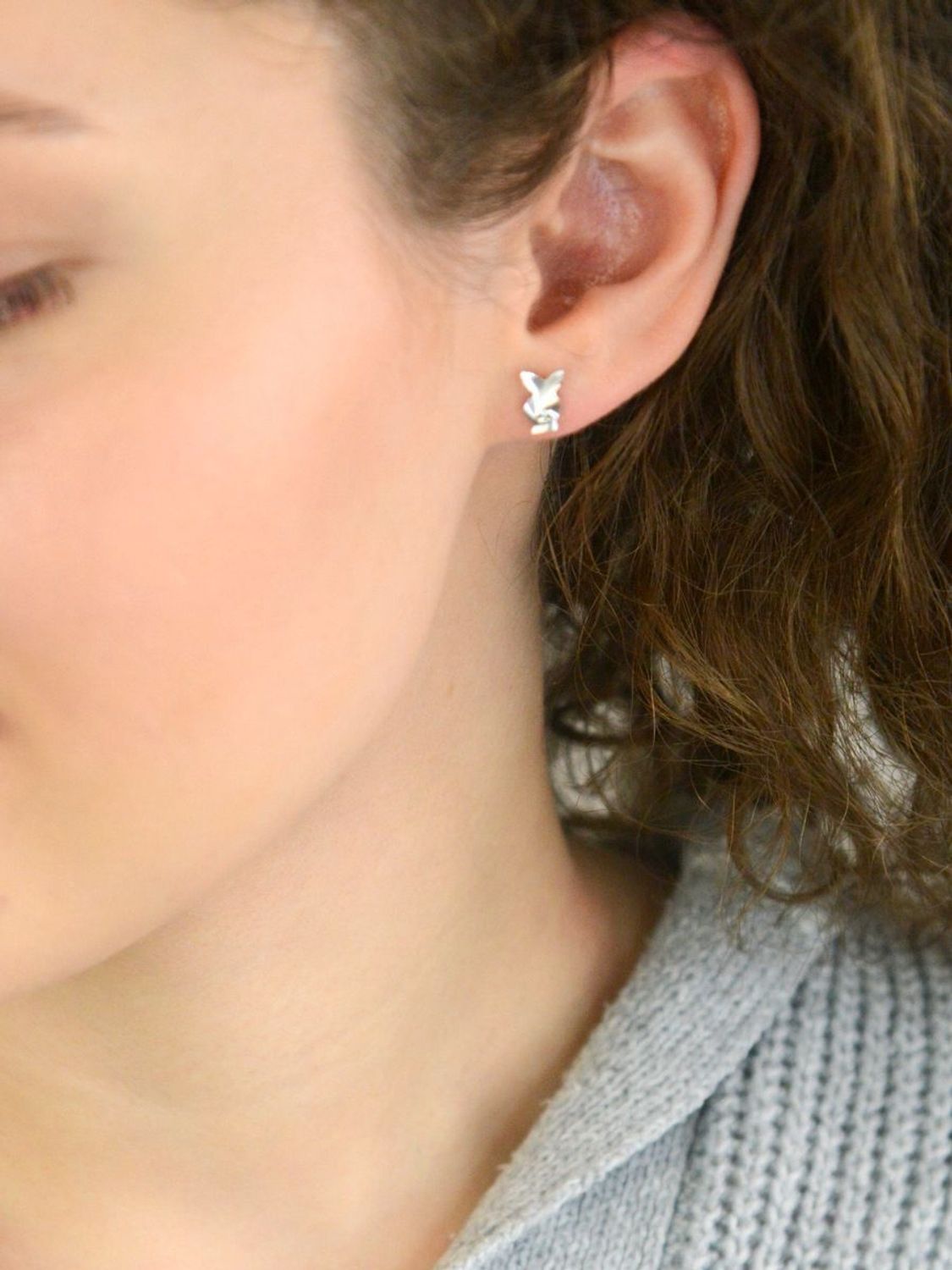 Urocze srebrne kolczyki na wkrętkę w kształcie króliczej główki, wykonane ze srebra próby 925. Subtelny i zabawny dodatek do codziennych i casualowych stylizacji.1.jpg