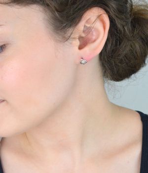 Urocze kolczyki srebrne próby 925 w kształcie pszczółek, model DIA-KLC-6898-925. Zapięcie na sztyft, rozmiar 8 mm, waga 0,90 g. Delikatna i modna biżuteria na co dzień lub prezent (4).JPG