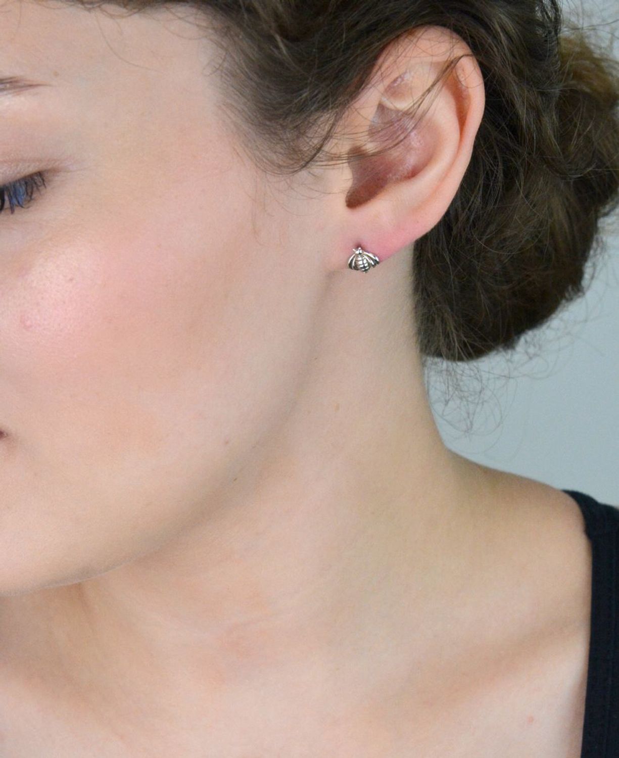 Urocze kolczyki srebrne próby 925 w kształcie pszczółek, model DIA-KLC-6898-925. Zapięcie na sztyft, rozmiar 8 mm, waga 0,90 g. Delikatna i modna biżuteria na co dzień lub prezent.1.jpg