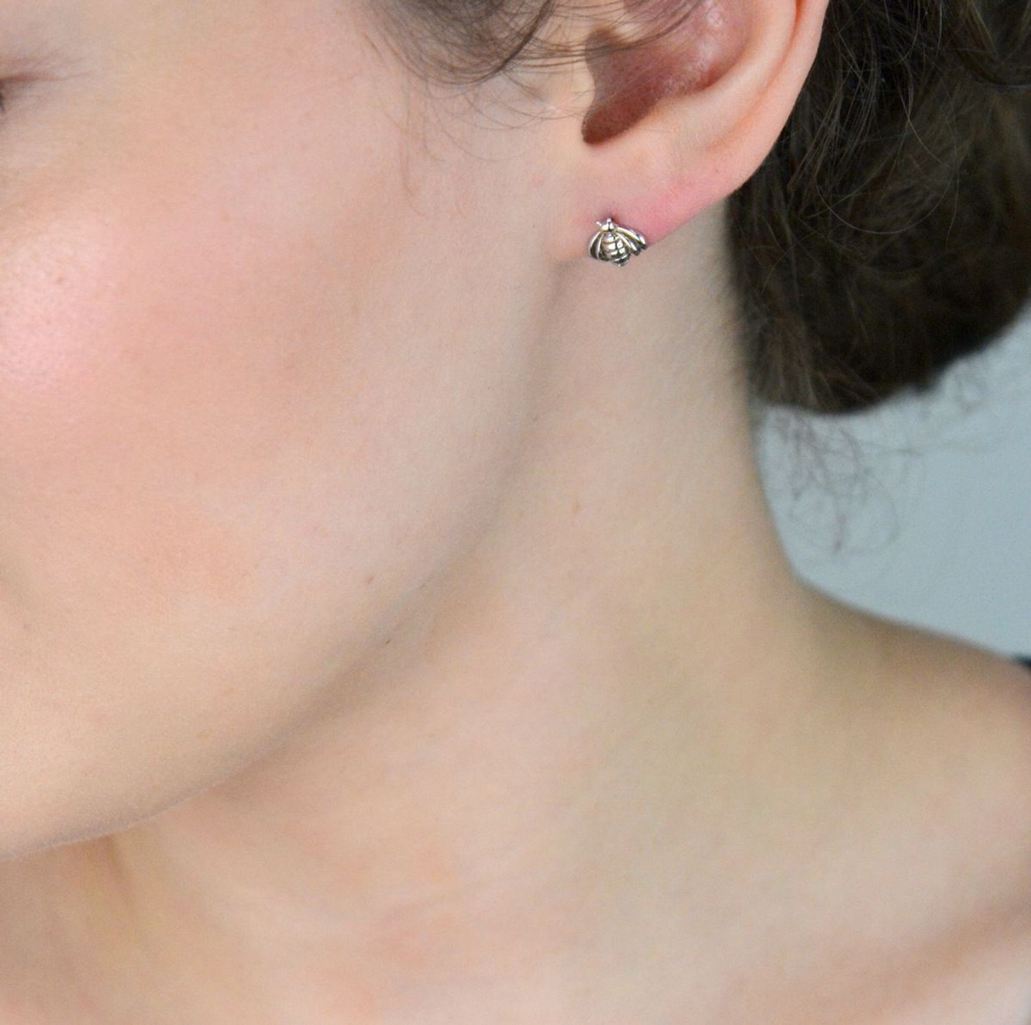 Urocze kolczyki srebrne próby 925 w kształcie pszczółek, model DIA-KLC-6898-925. Zapięcie na sztyft, rozmiar 8 mm, waga 0,90 g. Delikatna i modna biżuteria na co dzień lub prezent.1.jpg