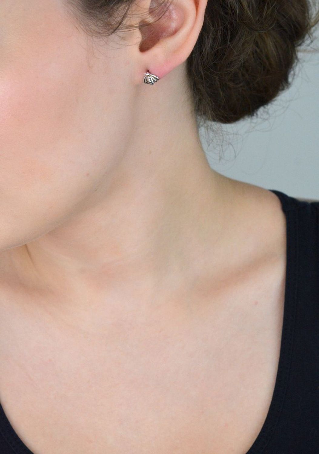 Urocze kolczyki srebrne próby 925 w kształcie pszczółek, model DIA-KLC-6898-925. Zapięcie na sztyft, rozmiar 8 mm, waga 0,90 g. Delikatna i modna biżuteria na co dzień lub prezent.1.jpg