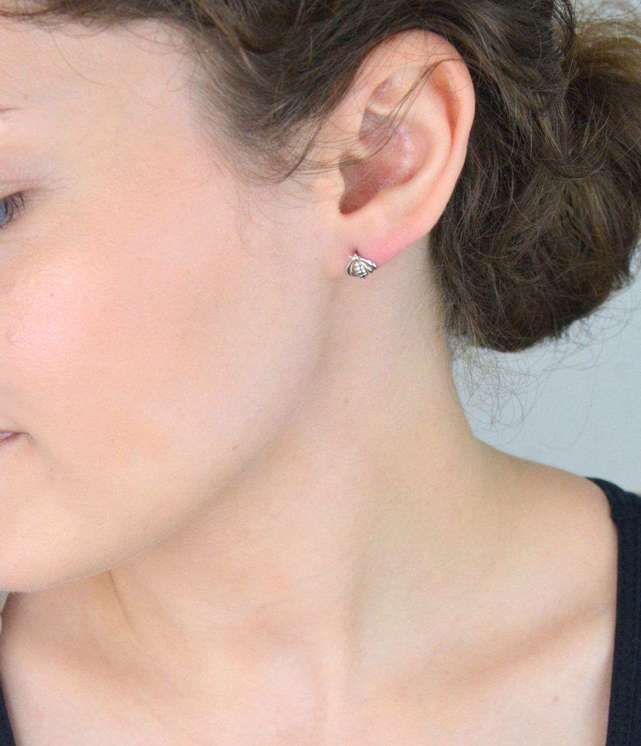 Urocze kolczyki srebrne próby 925 w kształcie pszczółek, model DIA-KLC-6898-925. Zapięcie na sztyft, rozmiar 8 mm, waga 0,90 g. Delikatna i modna biżuteria na co dzień lub prezent.1.jpg