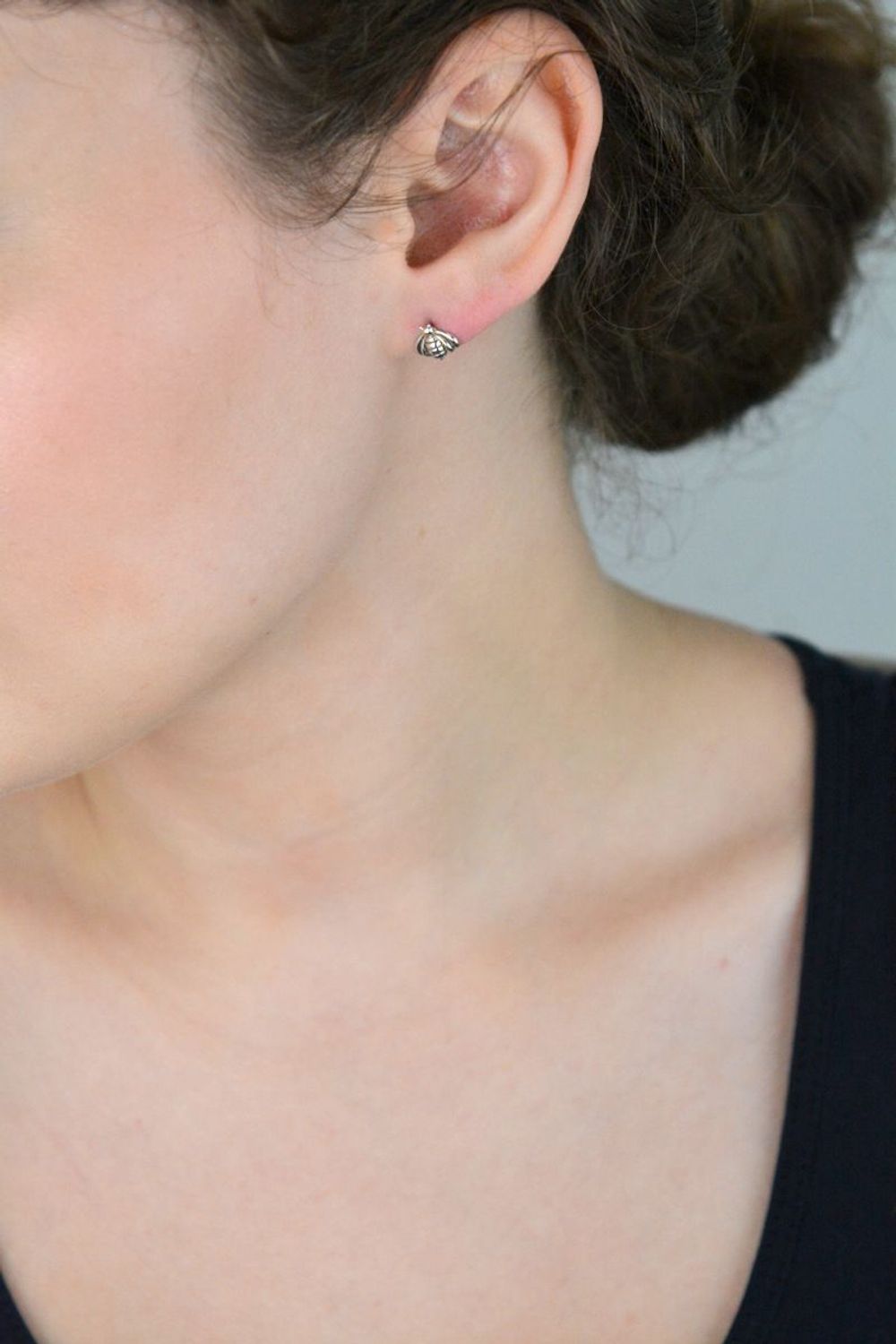 Urocze kolczyki srebrne próby 925 w kształcie pszczółek, model DIA-KLC-6898-925. Zapięcie na sztyft, rozmiar 8 mm, waga 0,90 g. Delikatna i modna biżuteria na co dzień lub prezent.1.jpg