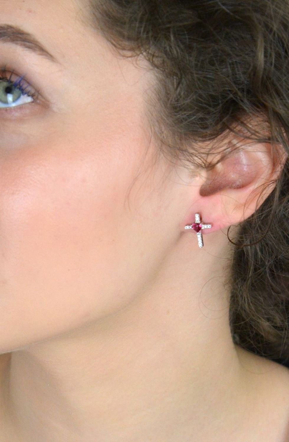 Srebrne kolczyki damskie wkrętki 925 Krzyże z sercem.jpg