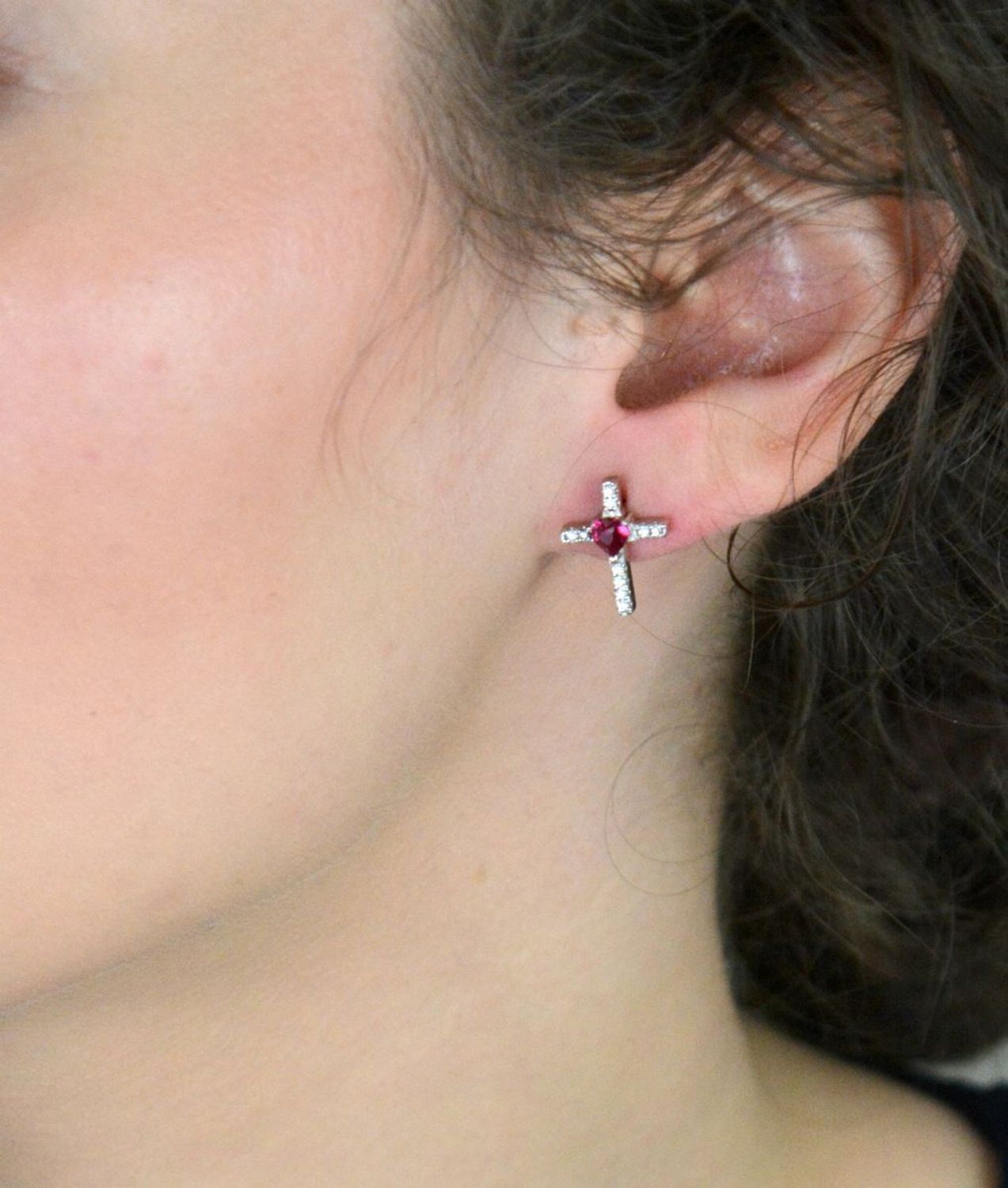 Srebrne kolczyki damskie wkrętki 925 Krzyże z sercem.jpg