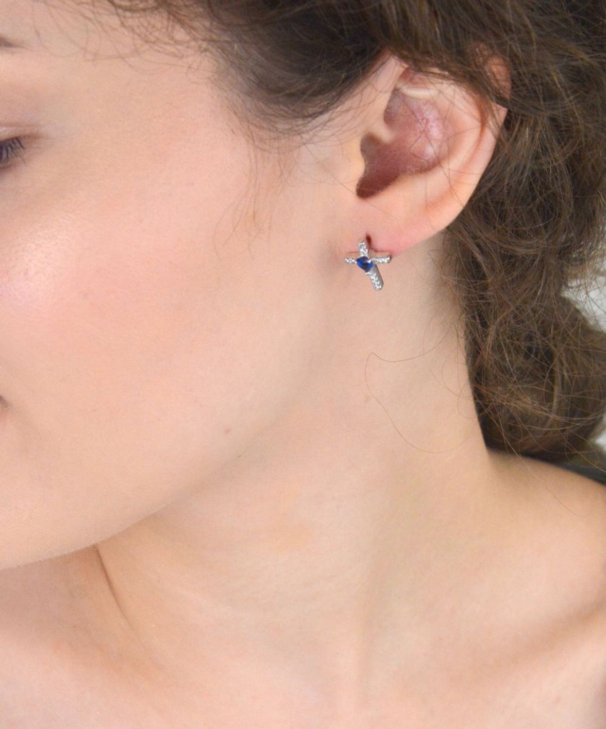 Kolczyki damskie srebrne próby 925 w kształcie krzyżyka, z granatową cyrkonią pośrodku i białymi dookoła. Model DIA-KLC-6904-925. Waga 2,40 g. Eleganckie, zapięcie na sztyft.1.jpg