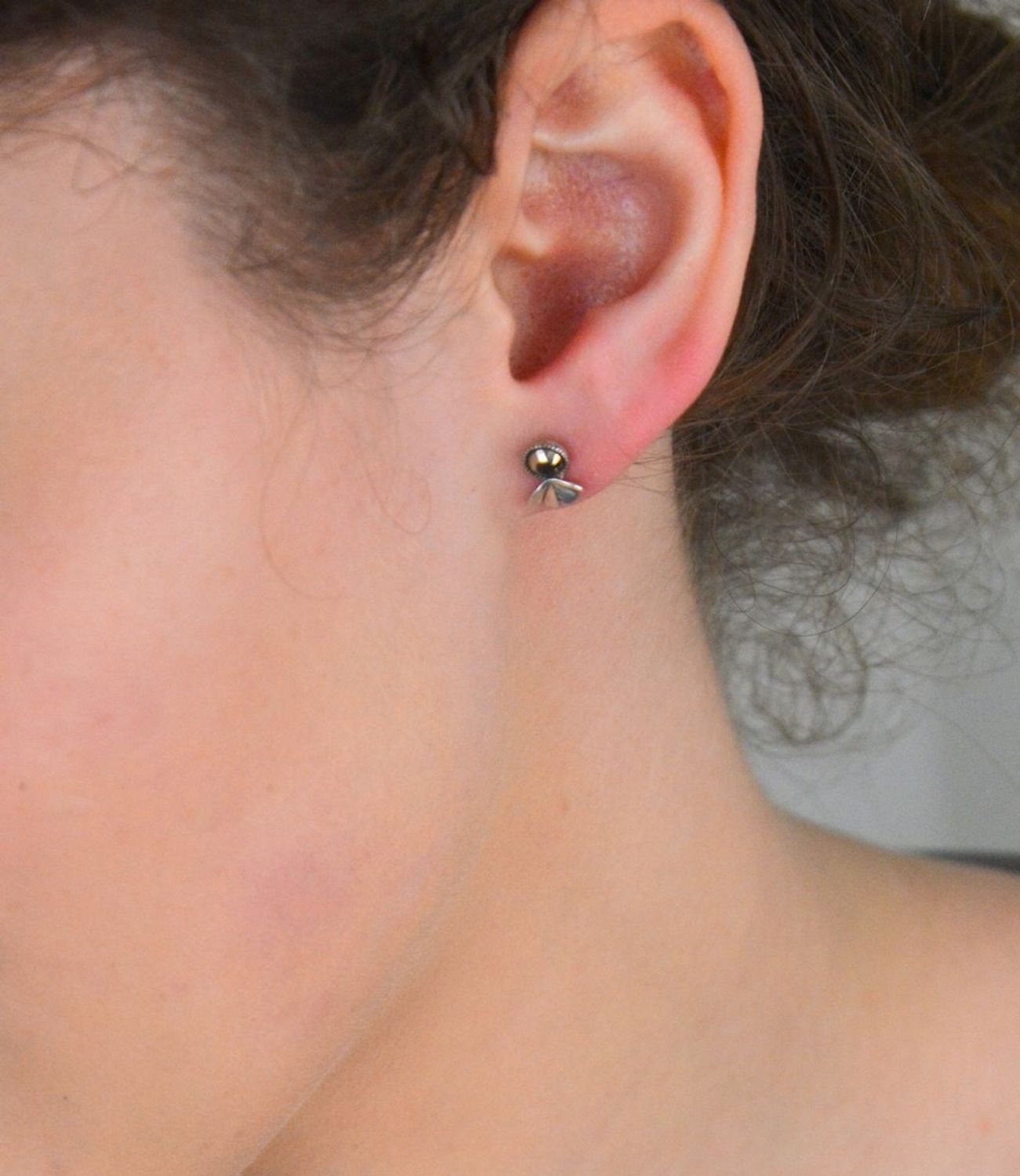 Kolczyki srebrne próba 925 z cyrkonią szarą, DIA-KLC-6905-925 Stylowe i eleganckie kolczyki wykonane ze srebra próby 925, ozdobione szarą cyrkonią, to propozycja dla kobiet1.jpg