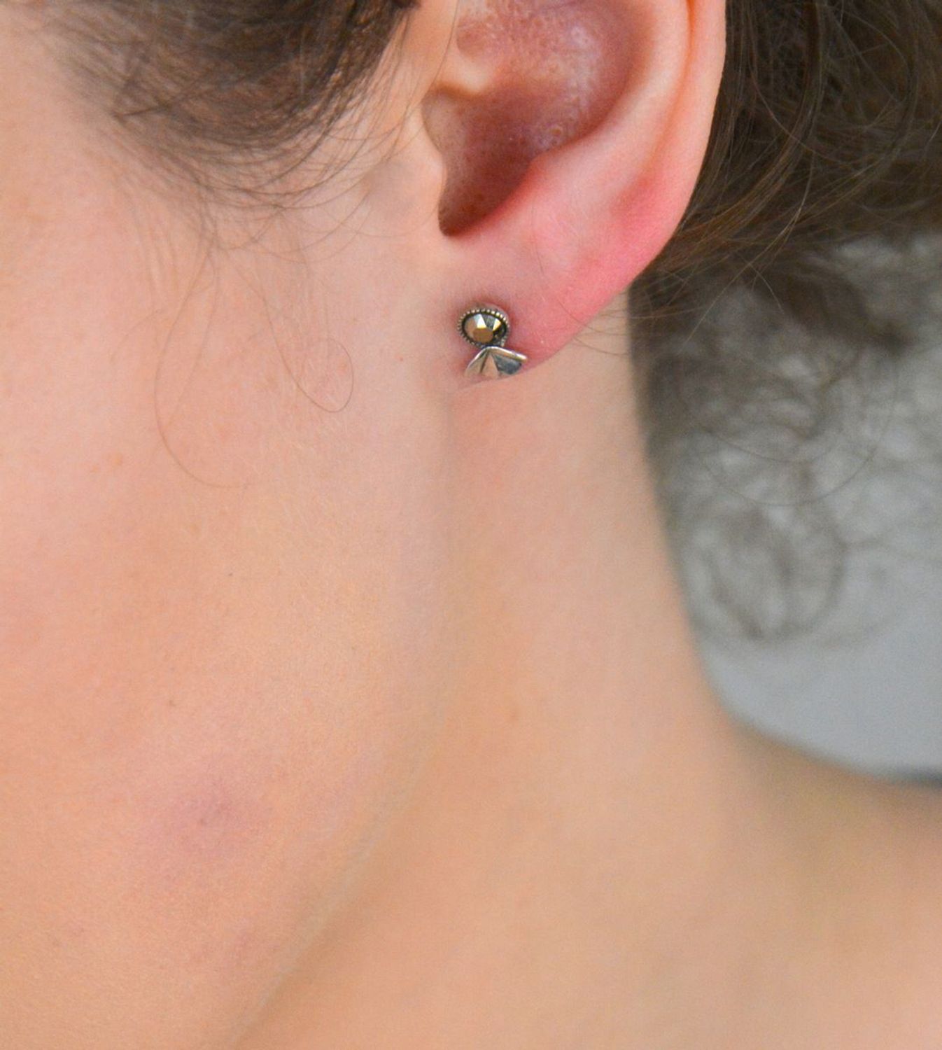 Kolczyki srebrne próba 925 z cyrkonią szarą, DIA-KLC-6905-925 Stylowe i eleganckie kolczyki wykonane ze srebra próby 925, ozdobione szarą cyrkonią, to propozycja dla kobiet1.jpg