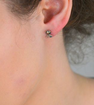 Kolczyki srebrne próba 925 z cyrkonią szarą, DIA-KLC-6905-925 Stylowe i eleganckie kolczyki wykonane ze srebra próby 925, ozdobione szarą cyrkonią, to propozycja dla kobiet ceniących nowoczesną subtelność i stonowany blask (3).JPG