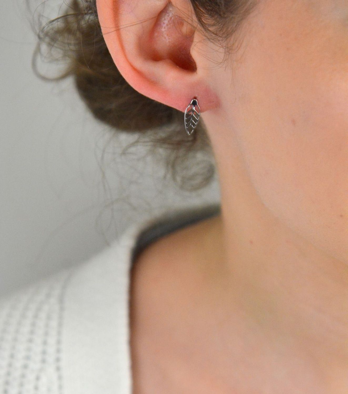 Kolczyki srebrne próba 925, liść ażurowy DIA-KLC-6907-925 Zachwyć się lekkością natury przeniesioną do biżuterii. Kolczyki DIA-KLC-6907-925 to eleganckie i subtelne dodatki 1.jpg