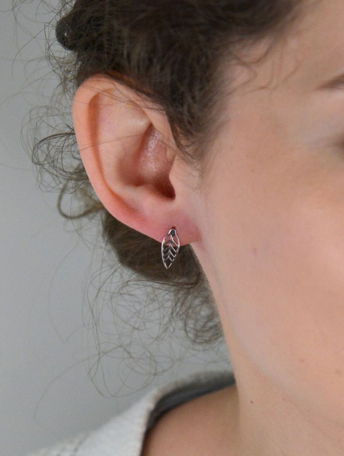 Kolczyki srebrne próba 925, liść ażurowy DIA-KLC-6907-925 Zachwyć się lekkością natury przeniesioną do biżuterii. Kolczyki DIA-KLC-6907-925 to eleganckie i subtelne dodatki 1.jpg