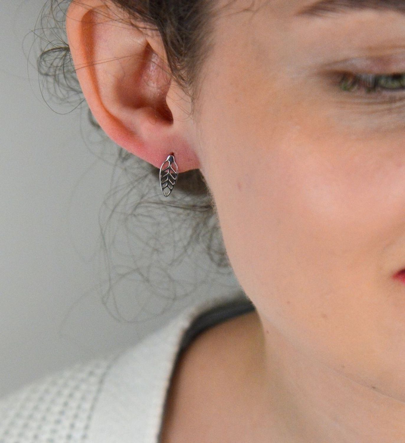 Kolczyki srebrne próba 925, liść ażurowy DIA-KLC-6907-925 Zachwyć się lekkością natury przeniesioną do biżuterii. Kolczyki DIA-KLC-6907-925 to eleganckie i subtelne dodatki 1.jpg