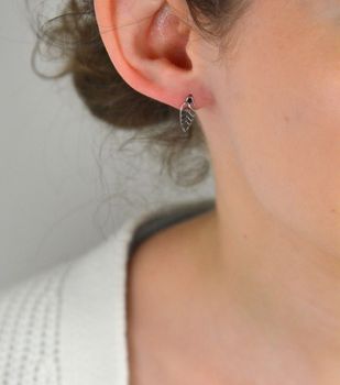 Kolczyki srebrne próba 925, liść ażurowy DIA-KLC-6907-925 Zachwyć się lekkością natury przeniesioną do biżuterii. Kolczyki DIA-KLC-6907-925 to eleganckie i subtelne dodatki (1).JPG