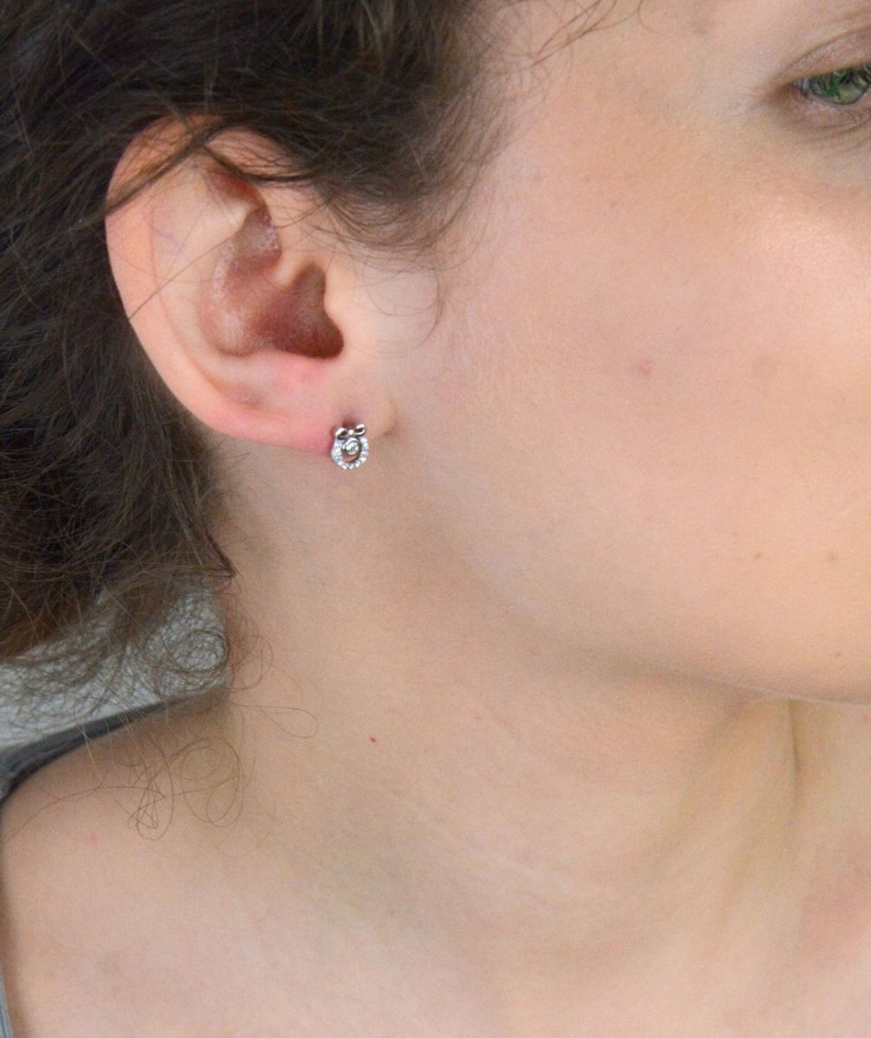 Kolczyki srebrne w cyrkonie próba 925 kółeczka z kokardką DIA-KLC-6908-925 Kolczyki srebrne w kształcie kółeczek z kokardką i cyrkonią (model DIA-KLC-6908-925) to subtelny, ale uroczy dodatek 1.jpg