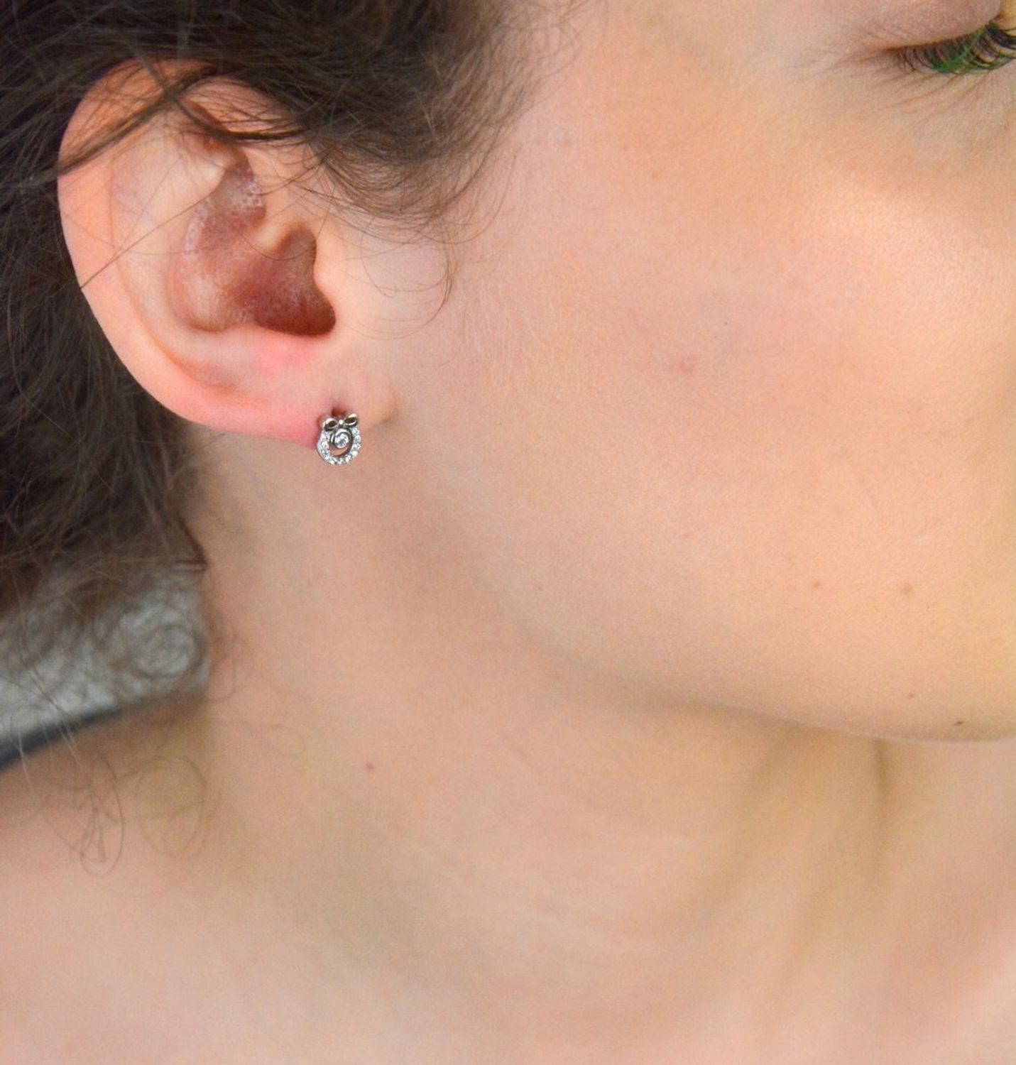 Kolczyki srebrne w cyrkonie próba 925 kółeczka z kokardką DIA-KLC-6908-925 Kolczyki srebrne w kształcie kółeczek z kokardką i cyrkonią (model DIA-KLC-6908-925) to subtelny, ale uroczy dodatek 1.jpg