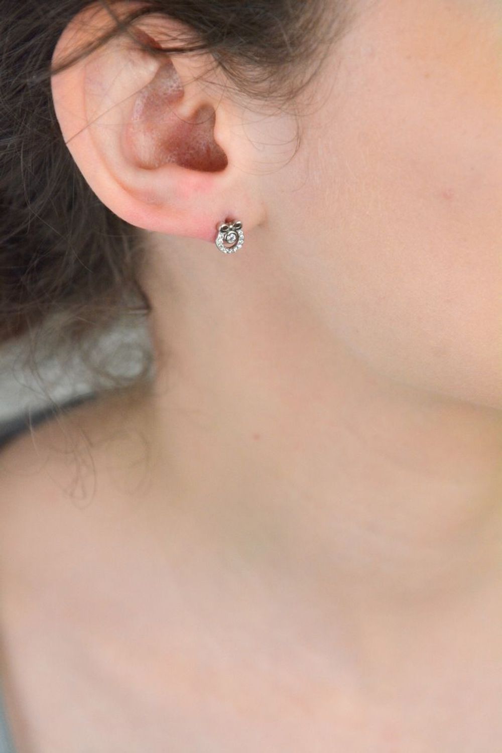 Kolczyki srebrne w cyrkonie próba 925 kółeczka z kokardką DIA-KLC-6908-925 Kolczyki srebrne w kształcie kółeczek z kokardką i cyrkonią (model DIA-KLC-6908-925) to subtelny, ale uroczy dodatek 1.jpg