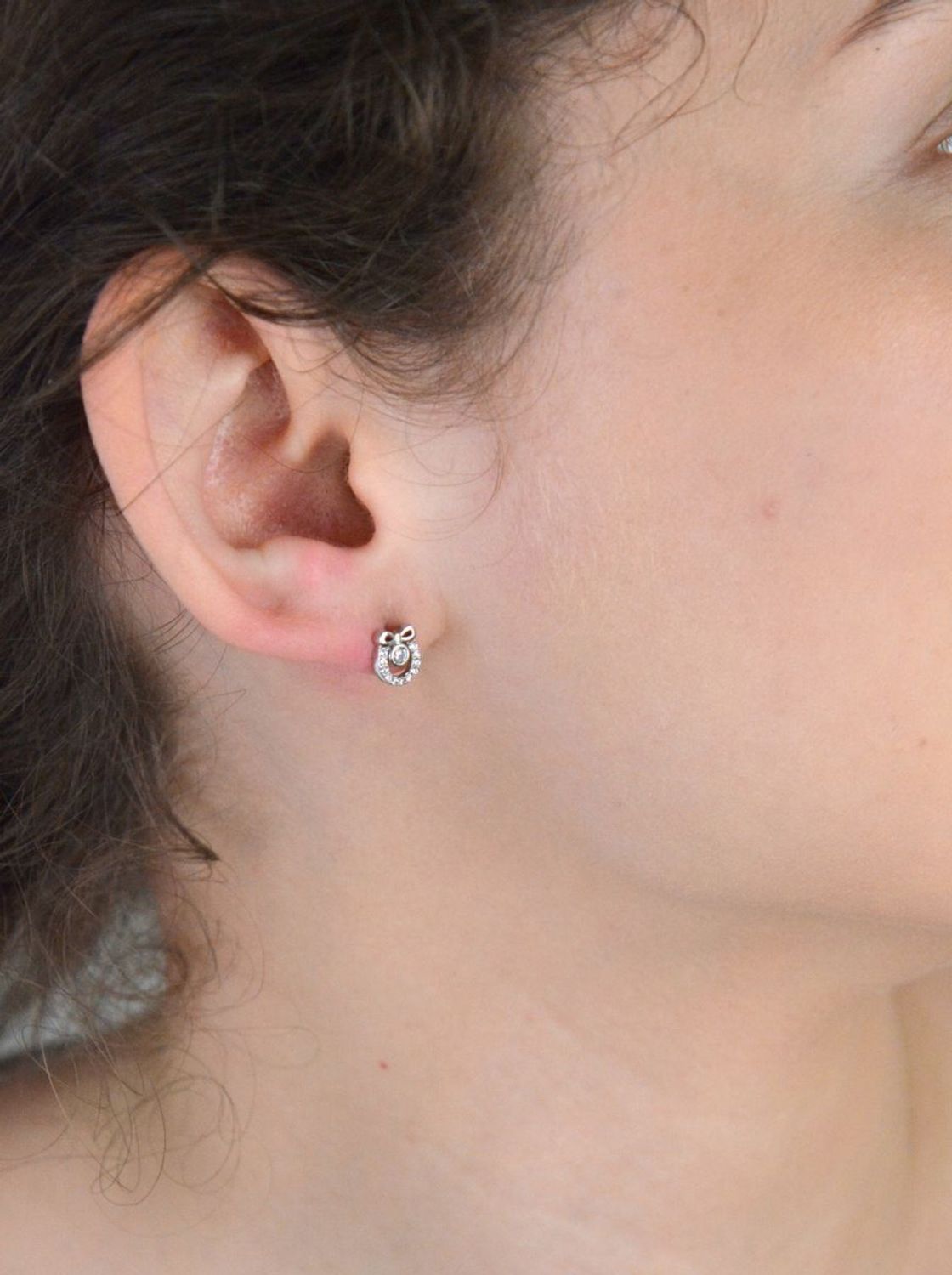 Kolczyki srebrne w cyrkonie próba 925 kółeczka z kokardką DIA-KLC-6908-925 Kolczyki srebrne w kształcie kółeczek z kokardką i cyrkonią (model DIA-KLC-6908-925) to subtelny, ale uroczy dodatek 1.jpg