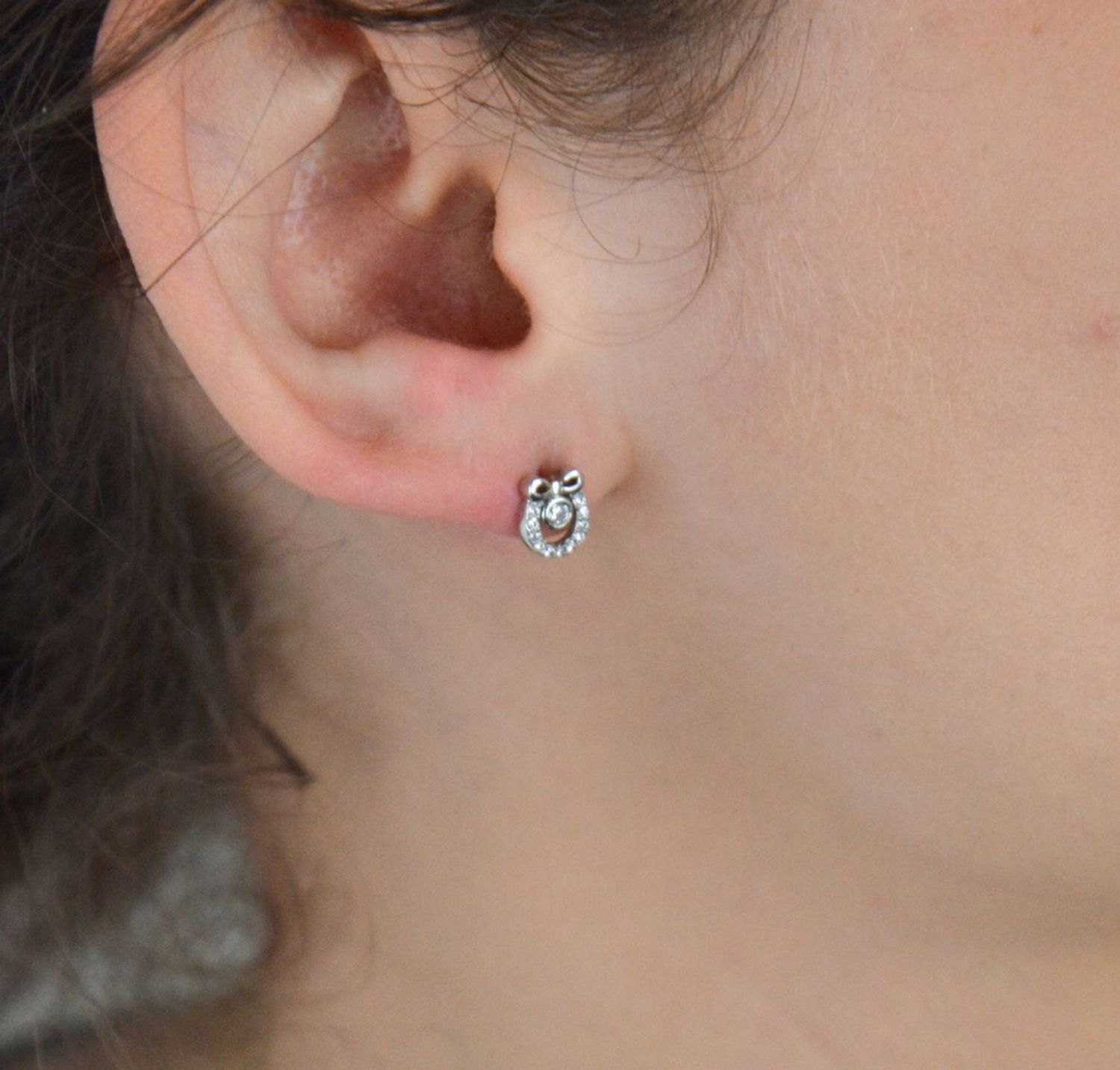 Kolczyki srebrne w cyrkonie próba 925 kółeczka z kokardką DIA-KLC-6908-925 Kolczyki srebrne w kształcie kółeczek z kokardką i cyrkonią (model DIA-KLC-6908-925) to subtelny, ale uroczy dodatek 1.jpg