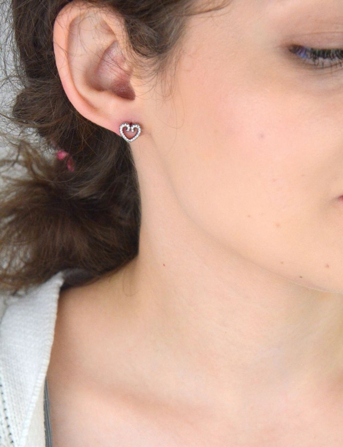 Delikatne kolczyki damskie srebrne 925 – serduszka z cyrkoniami, model DIA-KLC-6909-925. Zapięcie na sztyft, waga 1,60 g, wielkość 1,0 cm. Eleganckie i romantyczne – idealne na prezent!1.jpg