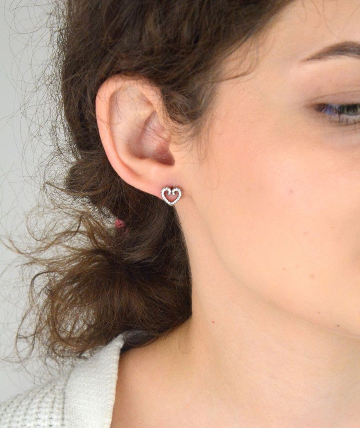 Delikatne kolczyki damskie srebrne 925 – serduszka z cyrkoniami, model DIA-KLC-6909-925. Zapięcie na sztyft, waga 1,60 g, wielkość 1,0 cm. Eleganckie i romantyczne – idealne na prezent!1.jpg