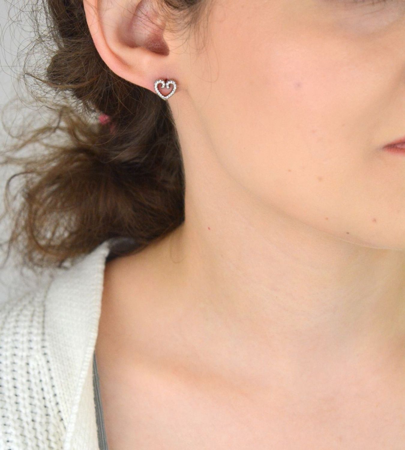 Delikatne kolczyki damskie srebrne 925 – serduszka z cyrkoniami, model DIA-KLC-6909-925. Zapięcie na sztyft, waga 1,60 g, wielkość 1,0 cm. Eleganckie i romantyczne – idealne na prezent!1.jpg